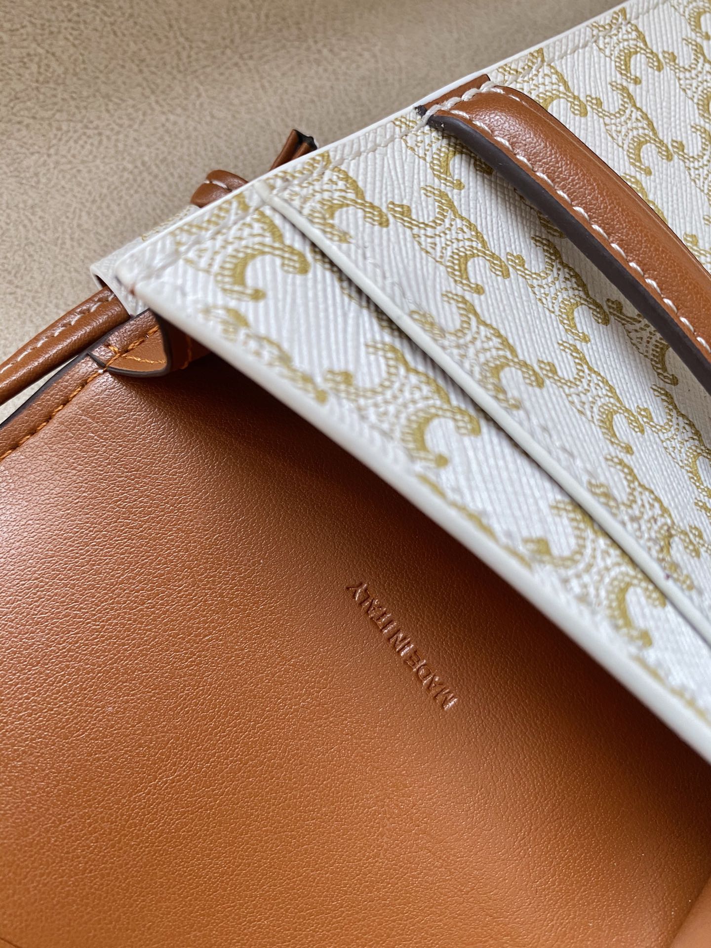 Celine 标志印花羊皮革翻盖手机包