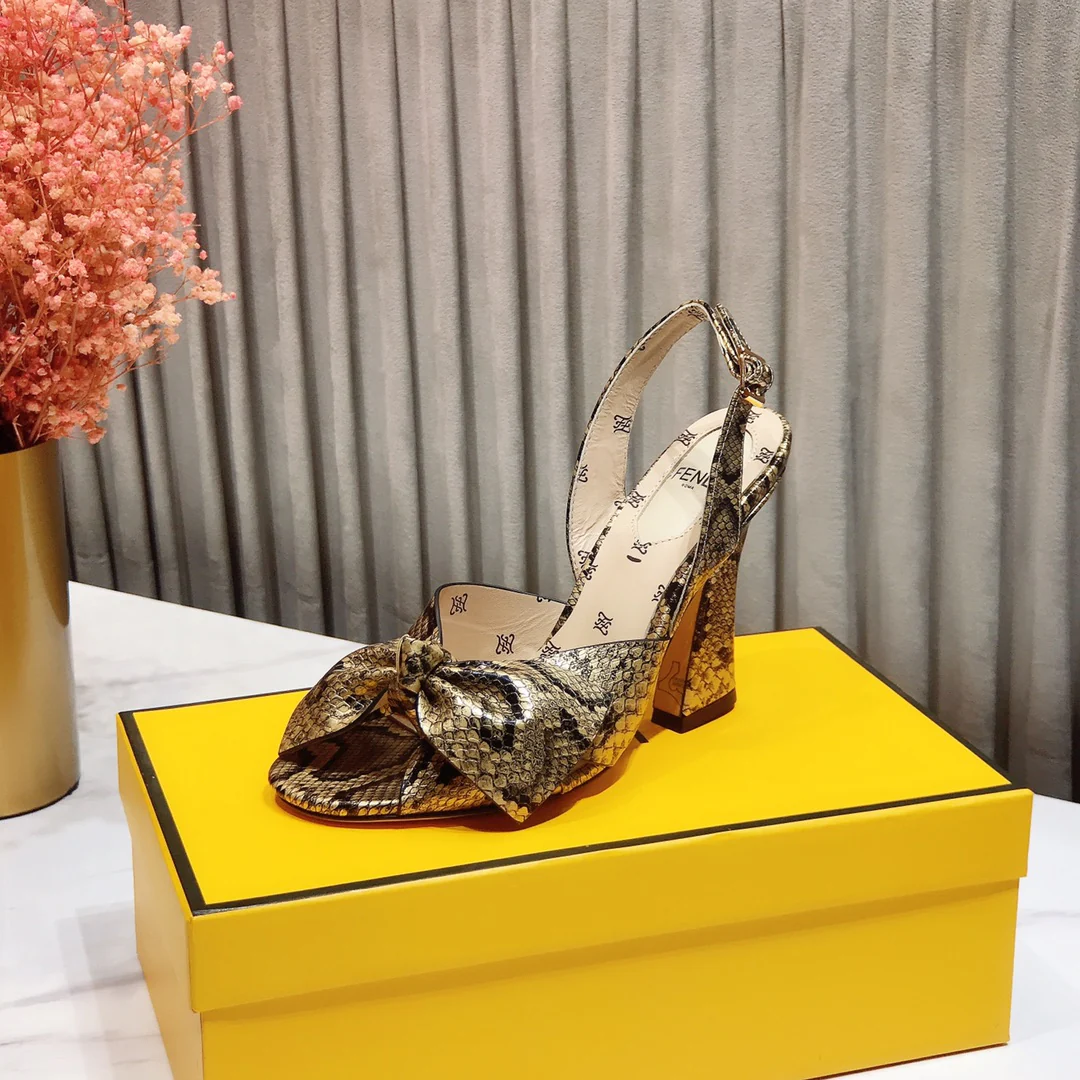 Весенние сандалии на высоком каблуке Fendi 2022 года - золотистые