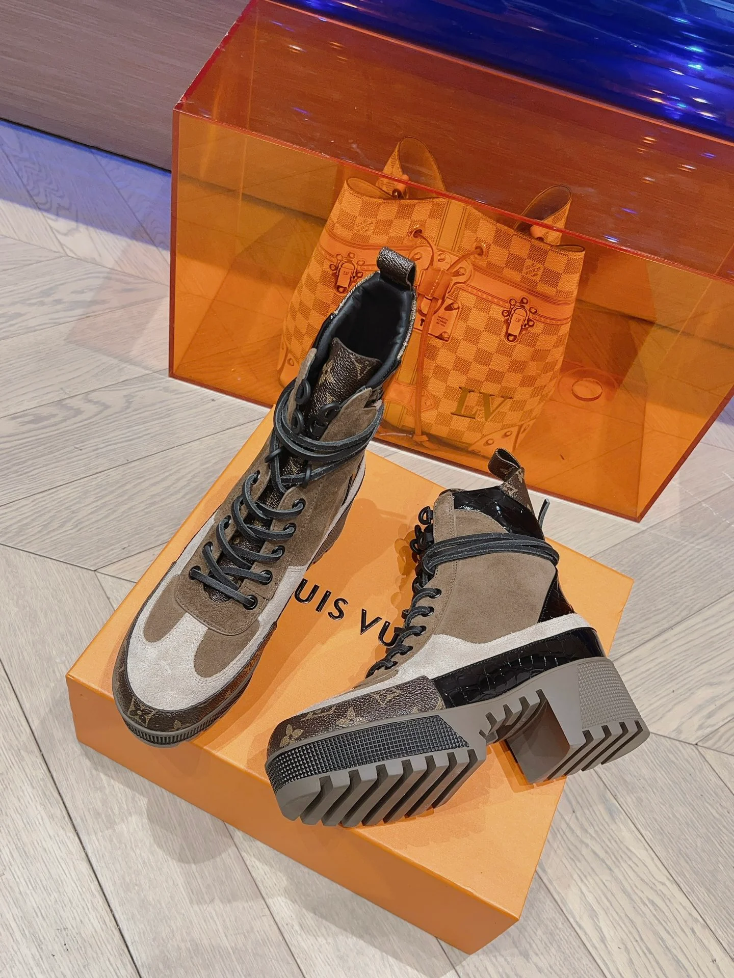 Классические ботинки Dr. Martens на высоком каблуке от LV — замшевые, с монограммой.