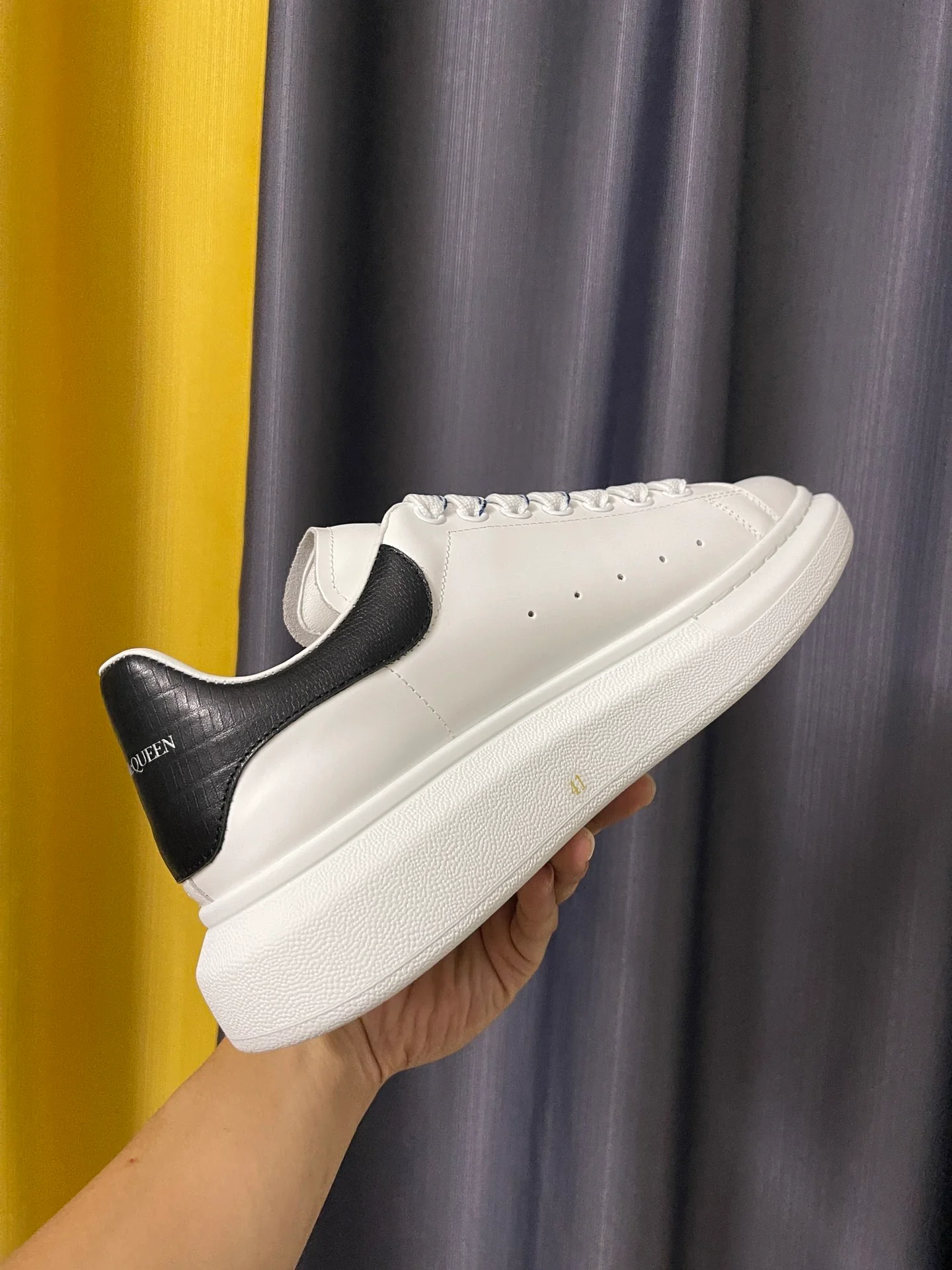 Классические белые кроссовки McQueen - унисекс - с черной кожаной отделкой под кожу ящерицы