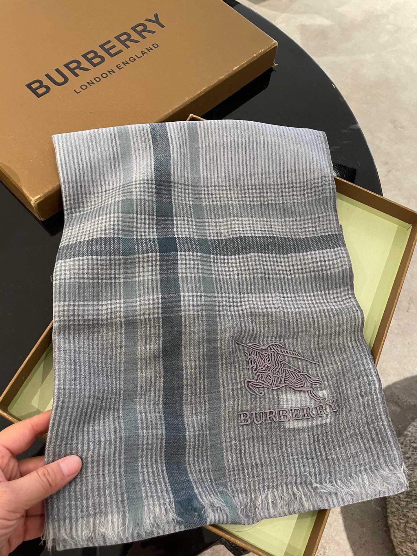 Волнистый кашемировый шарф Burberry - 105-180 см