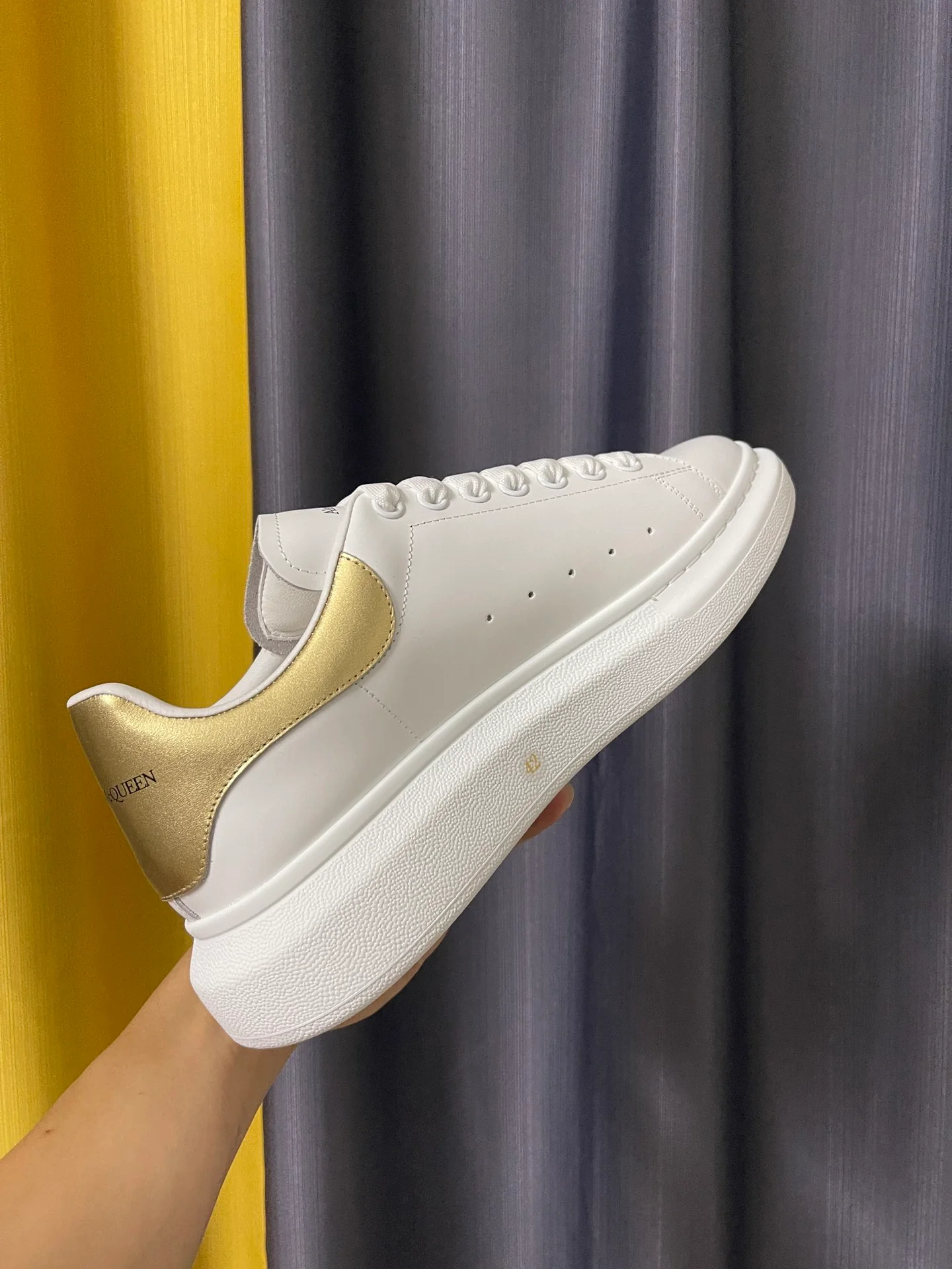 Классические белые кроссовки McQueen - унисекс - золотистый кожаный каблук