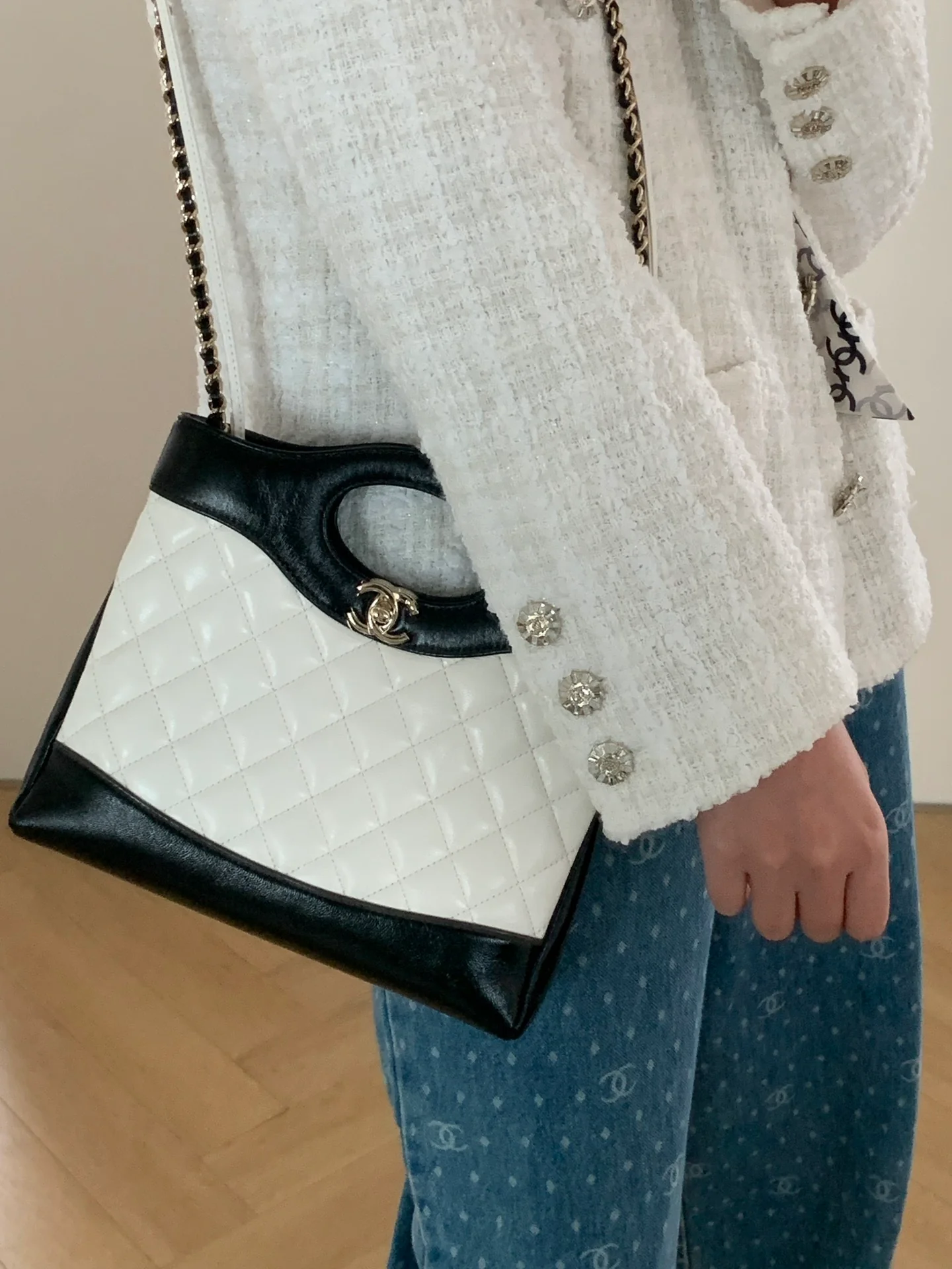 Мини-сумка Chanel 24b 31, черная с отделкой из овечьей кожи, белая