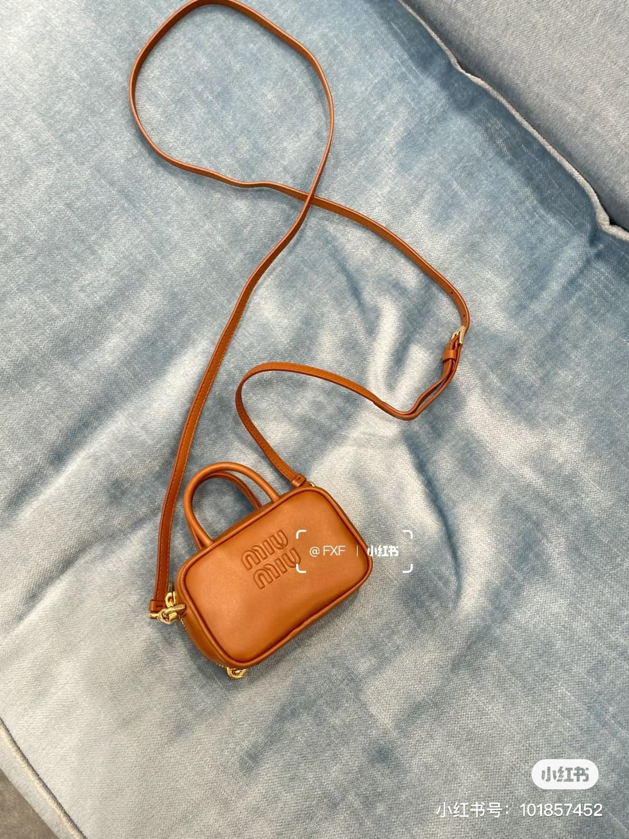 Мини-портфель Miu Miu с брелоком — из телячьей кожи.