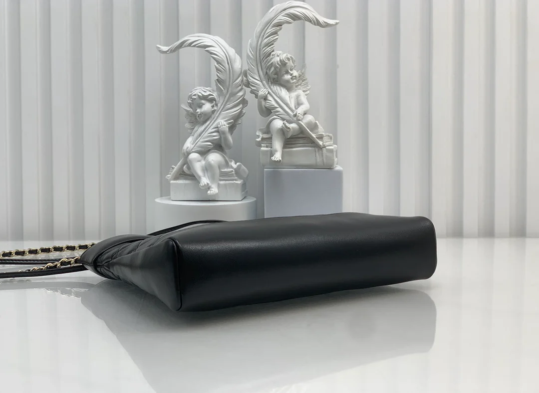 Мини-сумочка Chanel 24c31 из овечьей кожи - черная