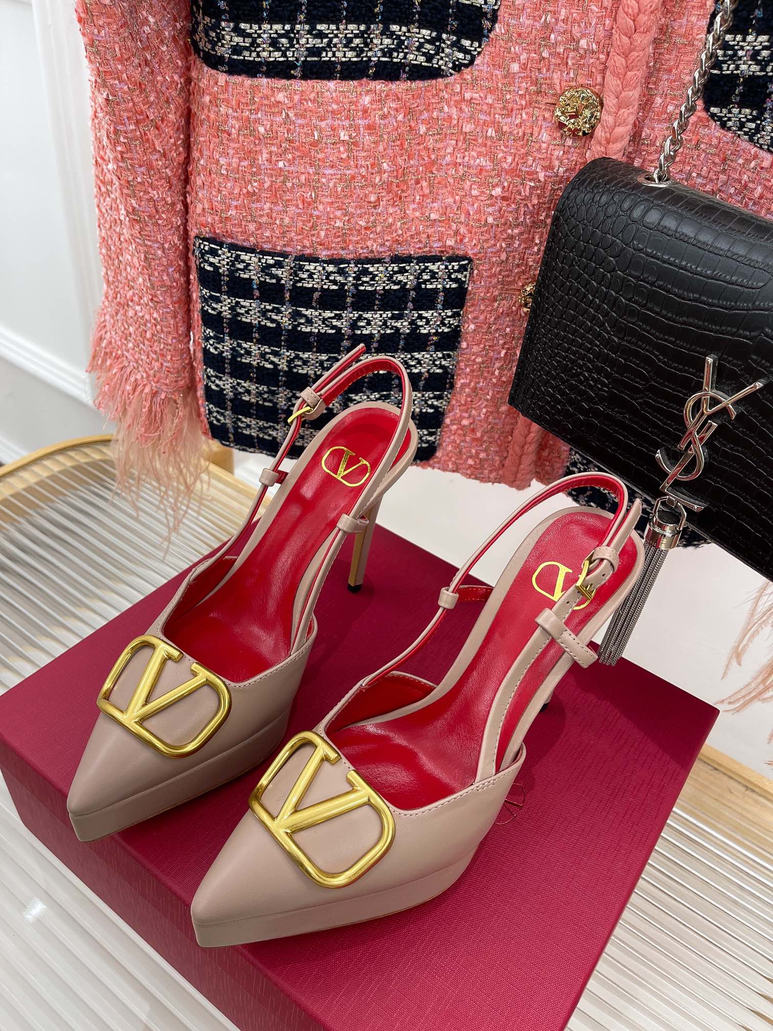 Новинка сезона весна/лето 2023 от Valentino - Босоножки на высоком каблуке с V-образным вырезом - 11 см - Телесного цвета