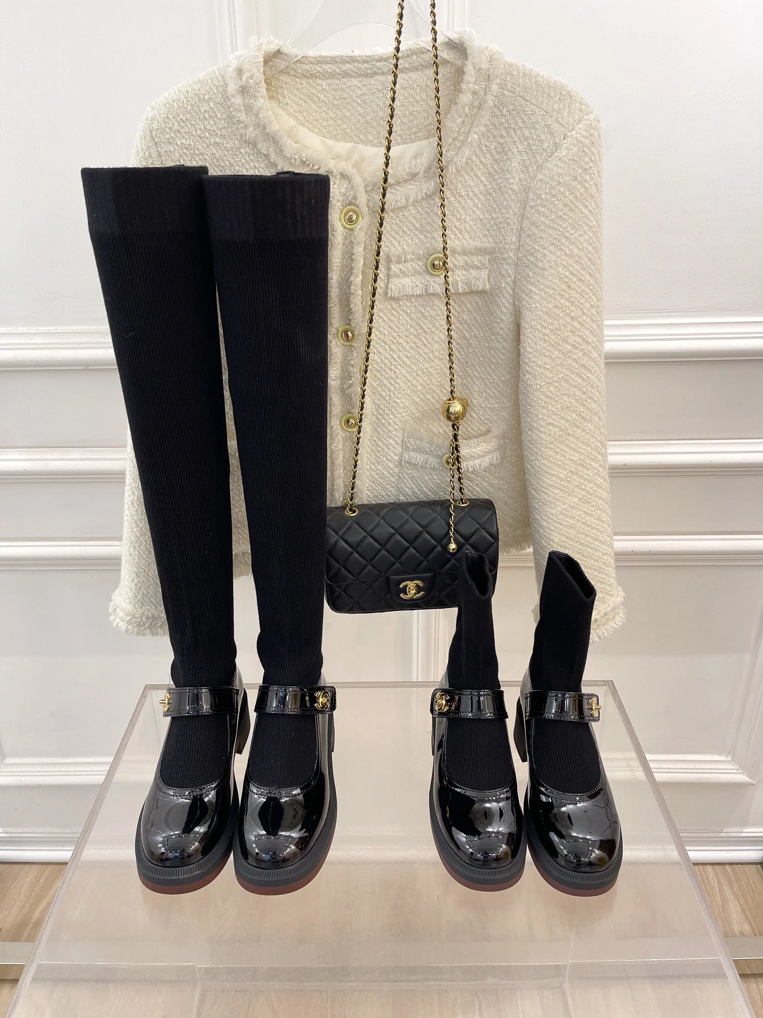 Новинка сезона осень/зима 2023 от Chanel - Ботинки-носки - Кожаные туфли-носки