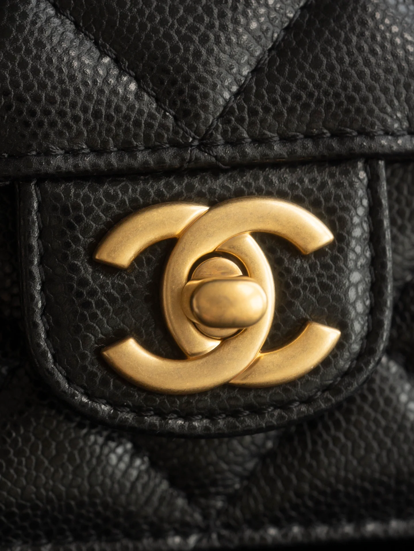 Мини-сумочка Chanel с клапаном и ручкой - черная