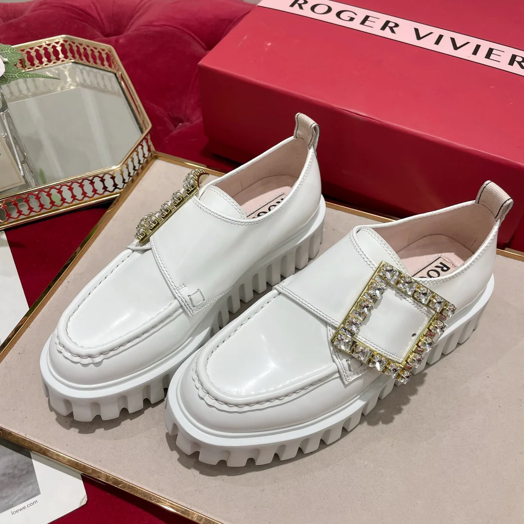 Лоферы из лакированной кожи с пряжками - белые