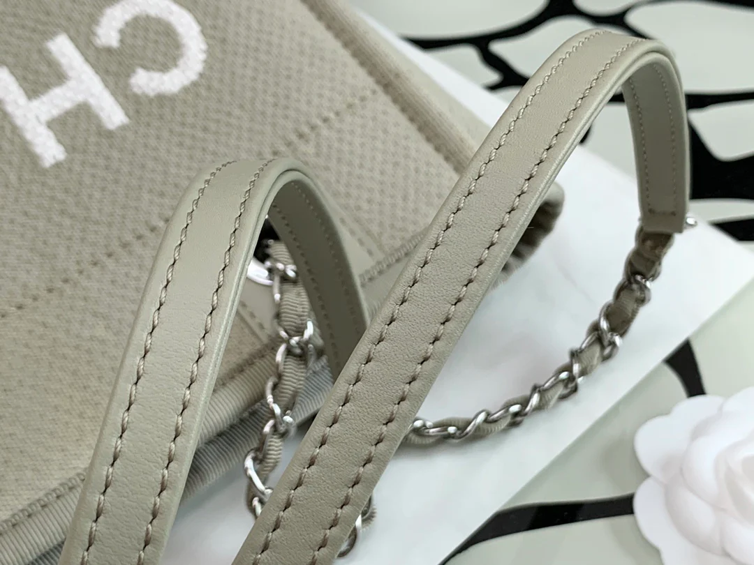 Пляжная сумка Chanel из коллекции осень/зима 2022 — бежевая — маленькая.