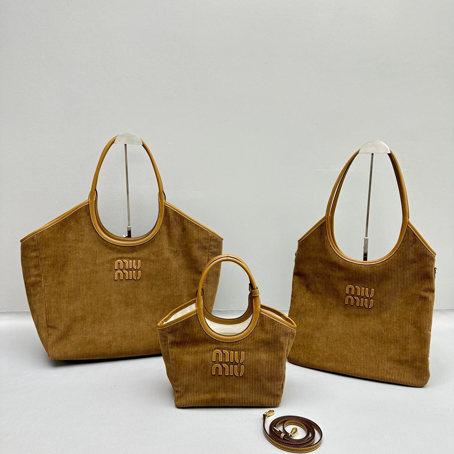 Сумка-тоут Miu Miu Ivy — сравнительные изображения