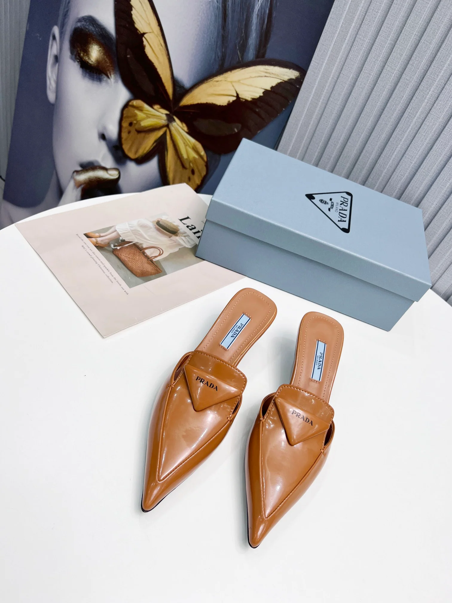 Коричневые туфли Prada на каблуке с острым носком