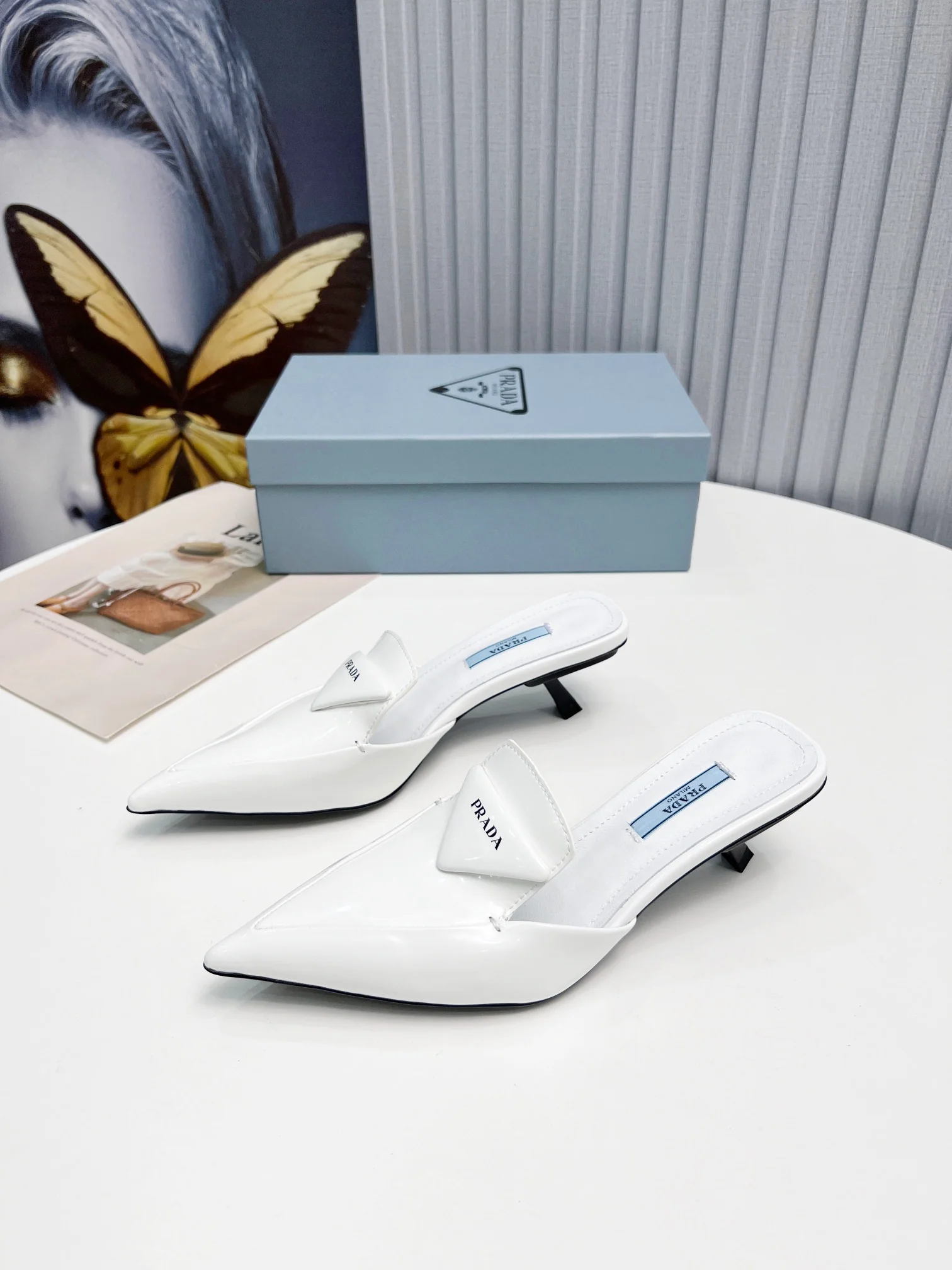 Prada - Белые туфли на каблуке с острым носком