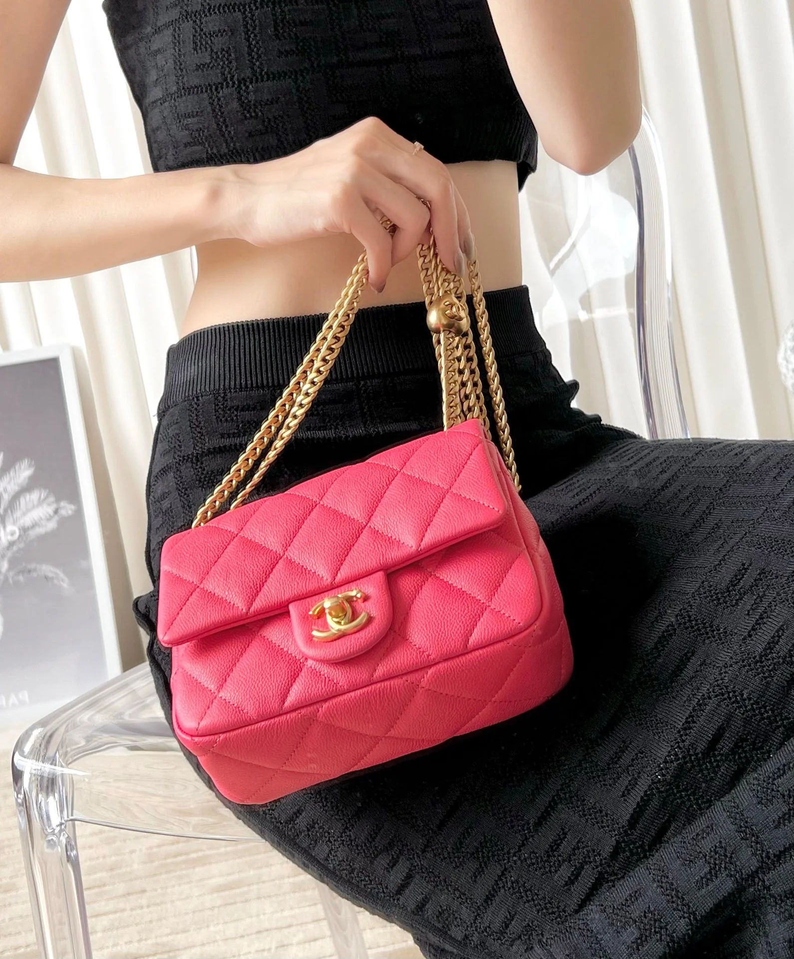 Новинка сезона весна/лето 2023 от Chanel - Сумка для тренировок в форме сердца - CF Bag - Маленький размер - Розовый - Фотографии в действии