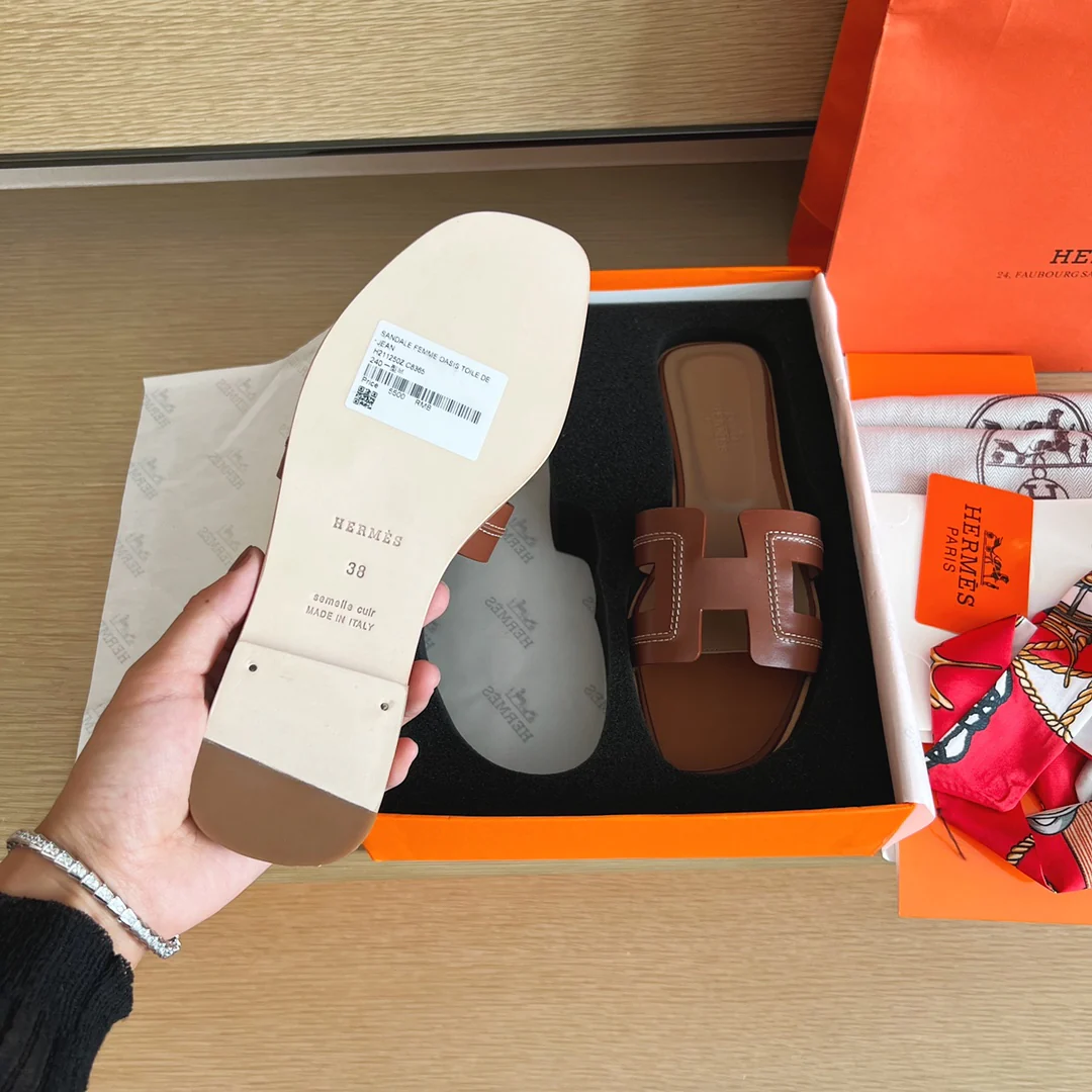 Классические домашние тапочки Hermes с буквой H — прошитая кожа — коричневые