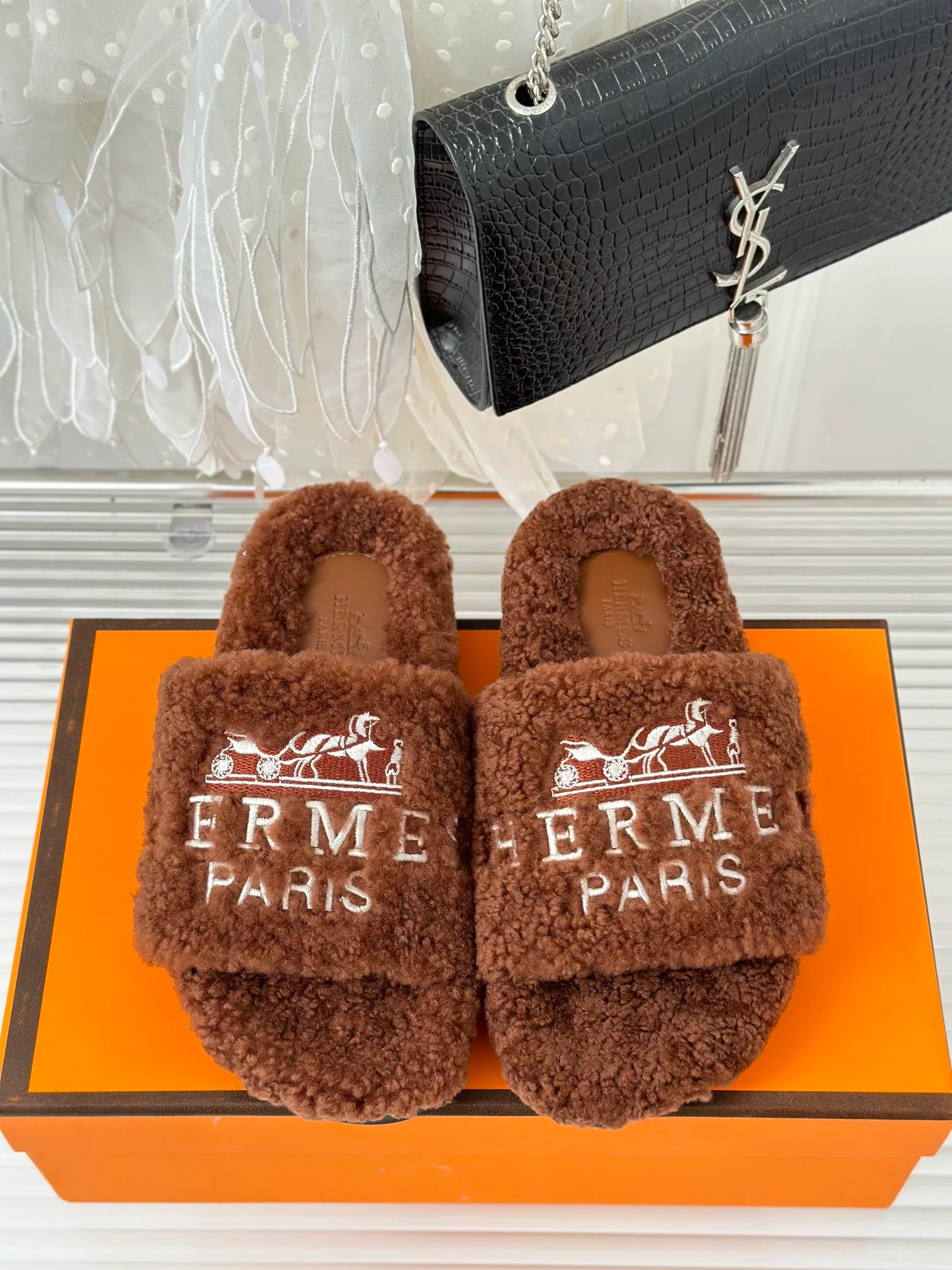 Новинка осенне-зимней коллекции Hermes 2023 — Меховые тапочки — Кофейный цвет