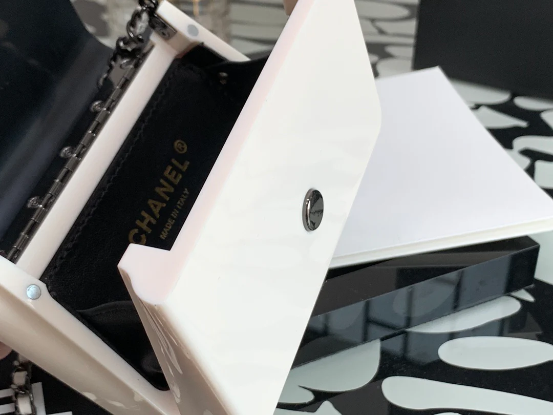 Новые поступления коллекции Chanel весна/лето - черно-белый акриловый CF