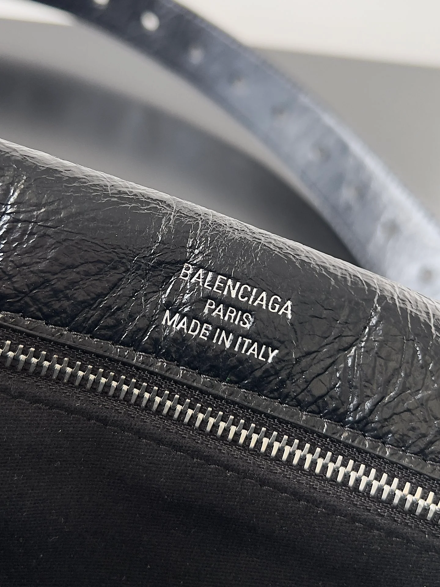 bb-soft Маленькая сумка с клапаном из черной телячьей кожи с серебристой фурнитурой