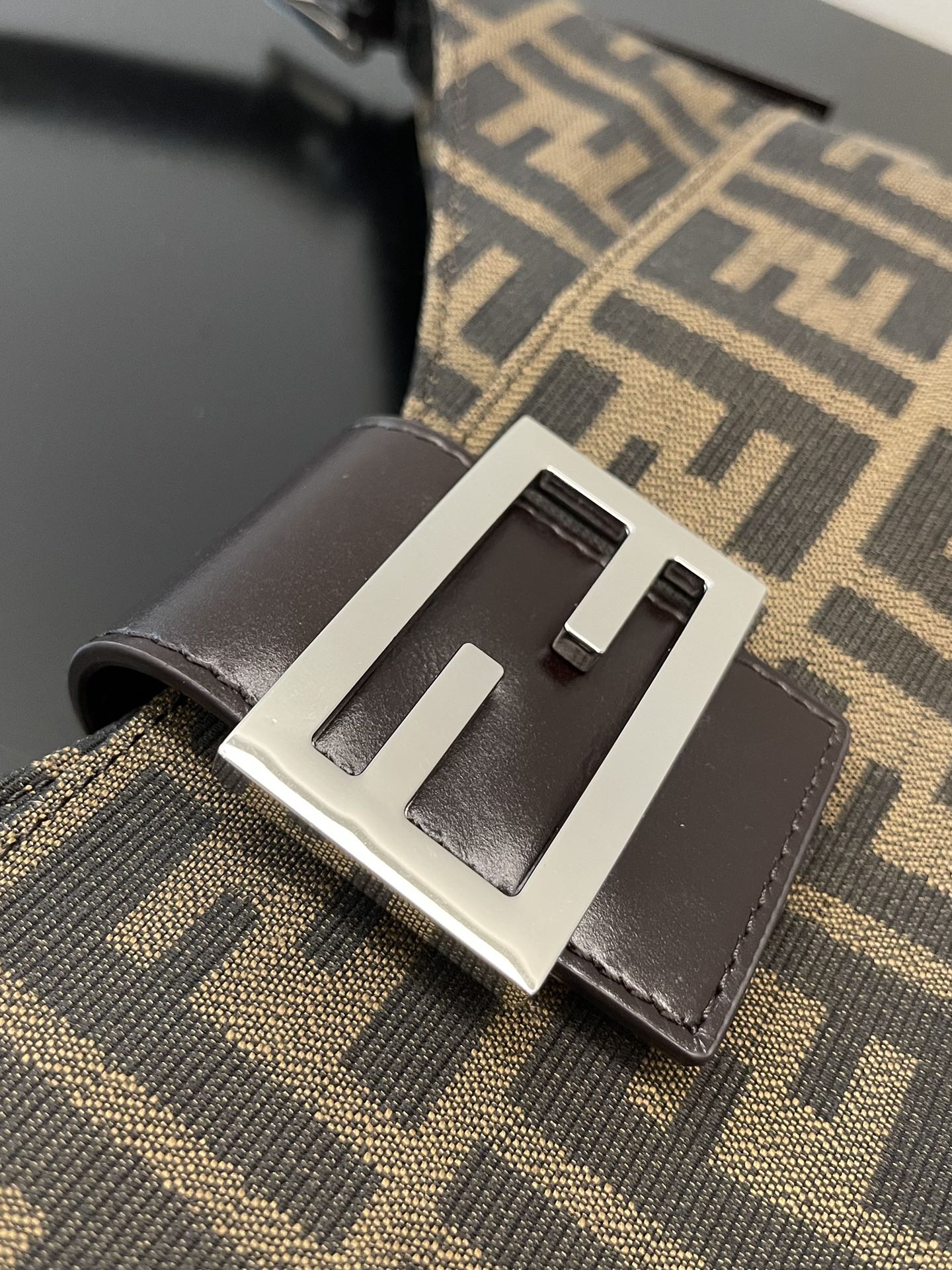 Винтажная сумка Fendi Monogram с серебряной пряжкой через плечо