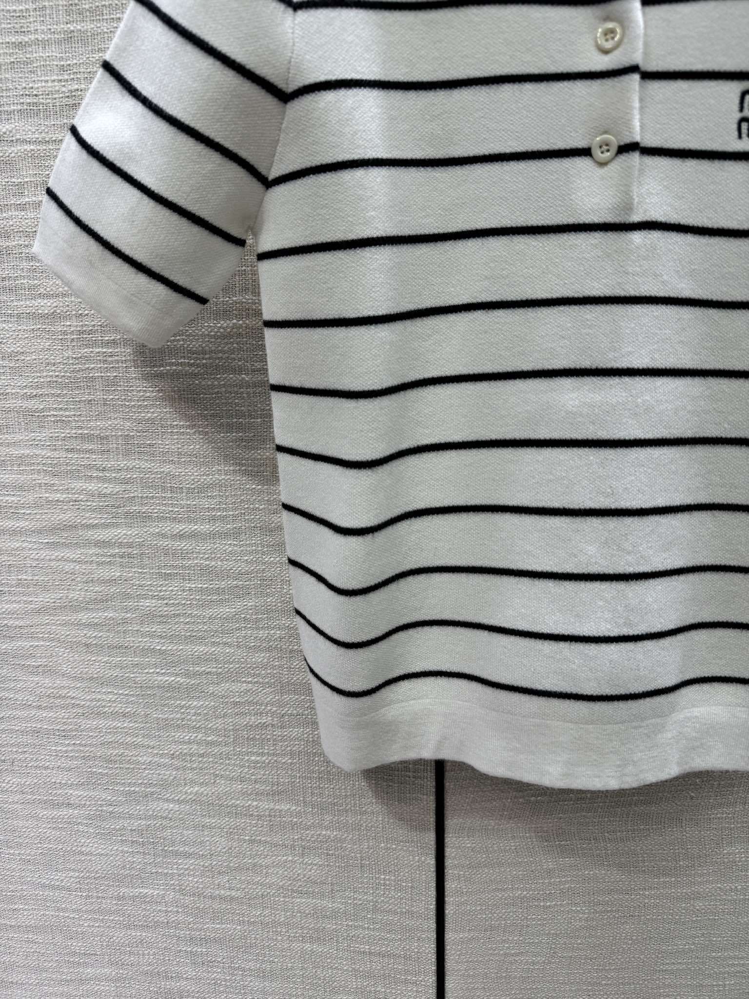 Miu Miu 2404 Трикотажный топ с короткими рукавами и воротником-поло в полоску, выполненный в технике колор-блокинга - белый