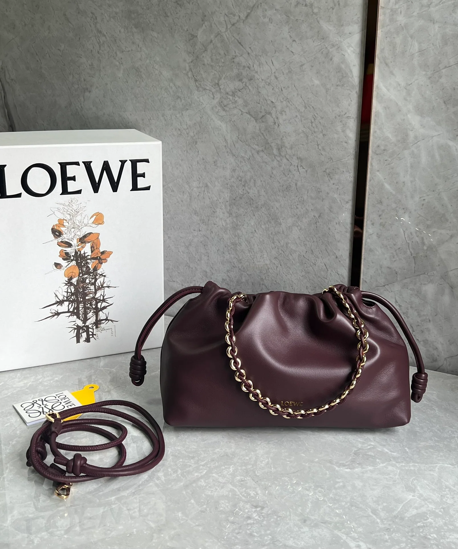 Сумка Loewe Flamenco из овечьей кожи с цепочкой — большая, винно-красного цвета.