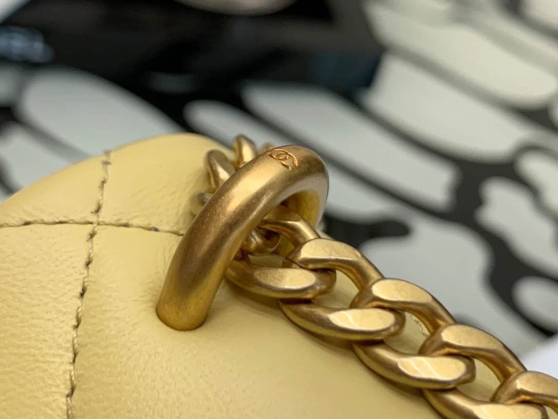 Новинка 2022 года от Chanel - квадратная сумка-мешок с эмалированной пуговицей, 21 см.