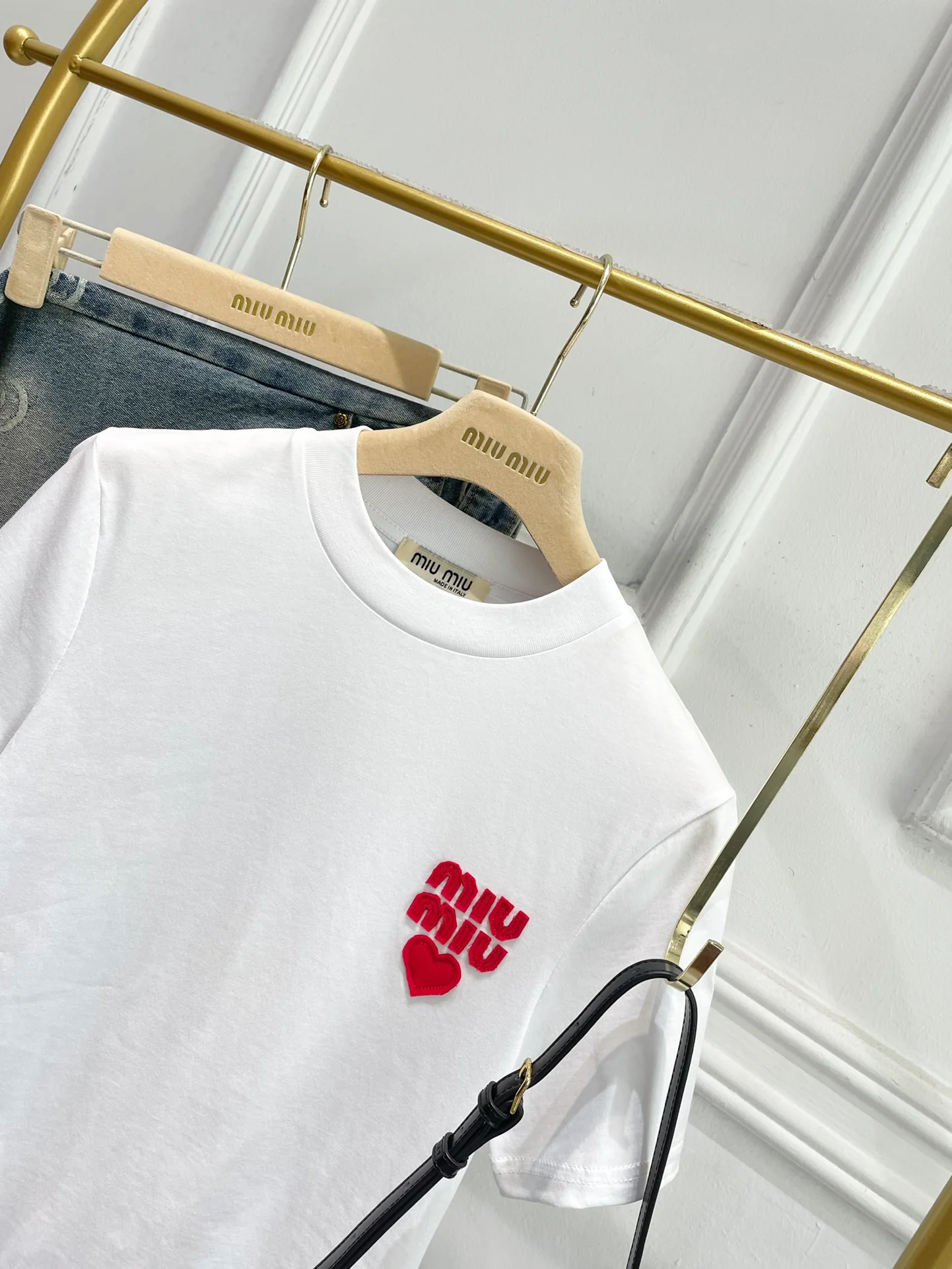 Miu Miu-2404 - Простая футболка с коротким рукавом и красной аппликацией в виде надписи.