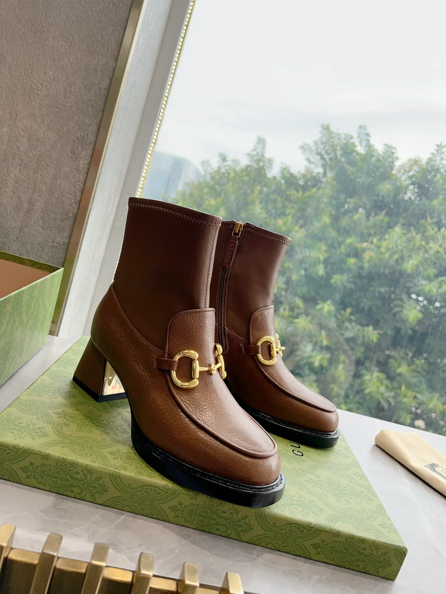 Новинка сезона осень/зима 2023 от Gucci - Ботильоны на массивном каблуке с застежкой-молнией - Кофейно-коричневый