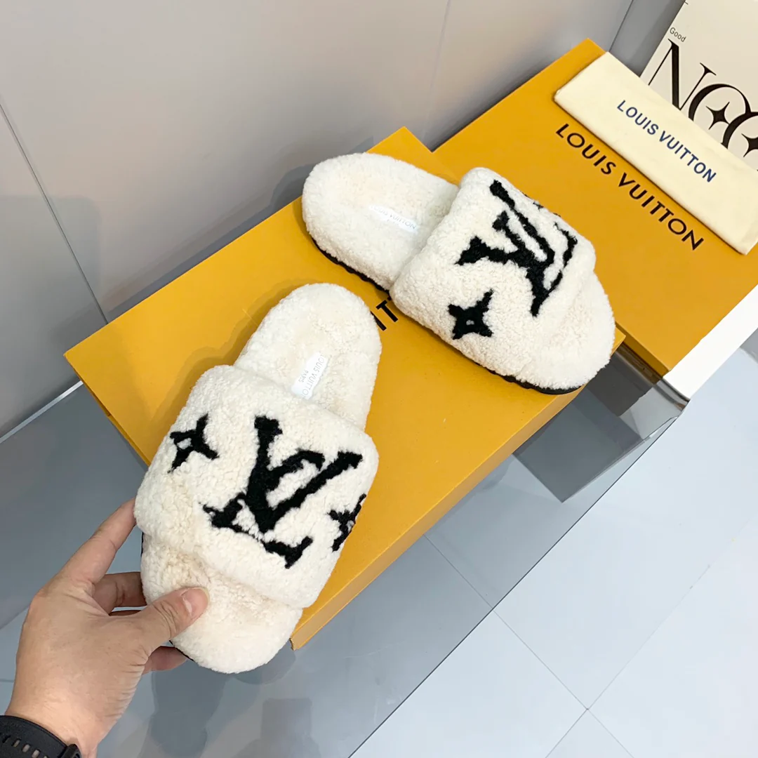 Новинка весны 2022 года от LV - Меховые тапочки - Белые и черные