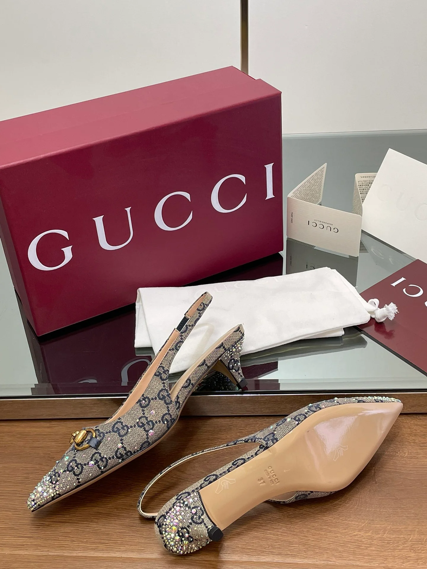 Босоножки Gucci 2025 с острым носком - серые