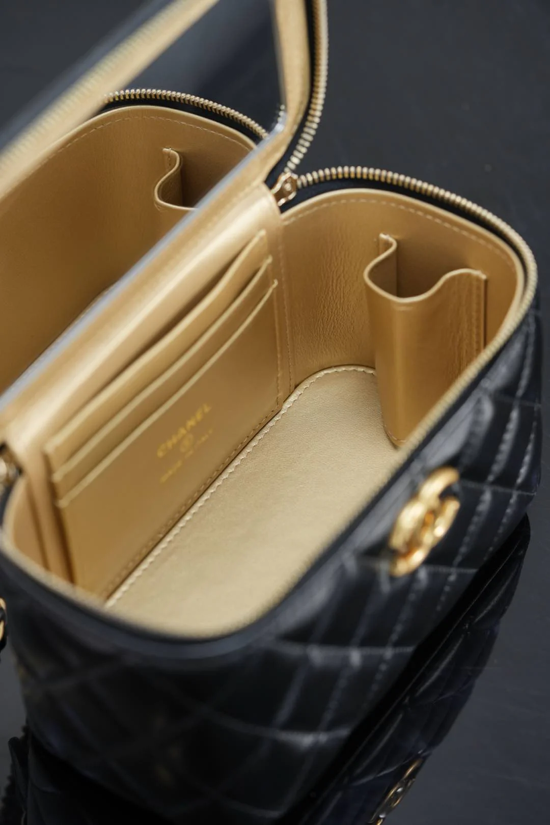 Chanel - ??? - Длинная сумка-коробочка с двойной золотой бусиной - Черная с золотой пряжкой