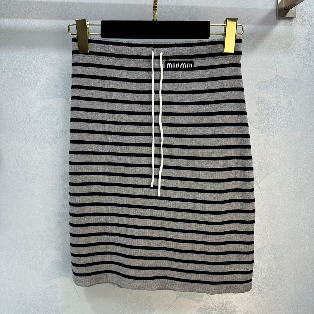 Miu Miu-2404 - Новый вязаный комплект из жилета и кардигана из коллекции 