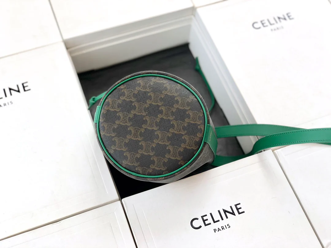 Маленькая холщовая сумка Celine Triomphe на завязках - зеленая с монограммой.