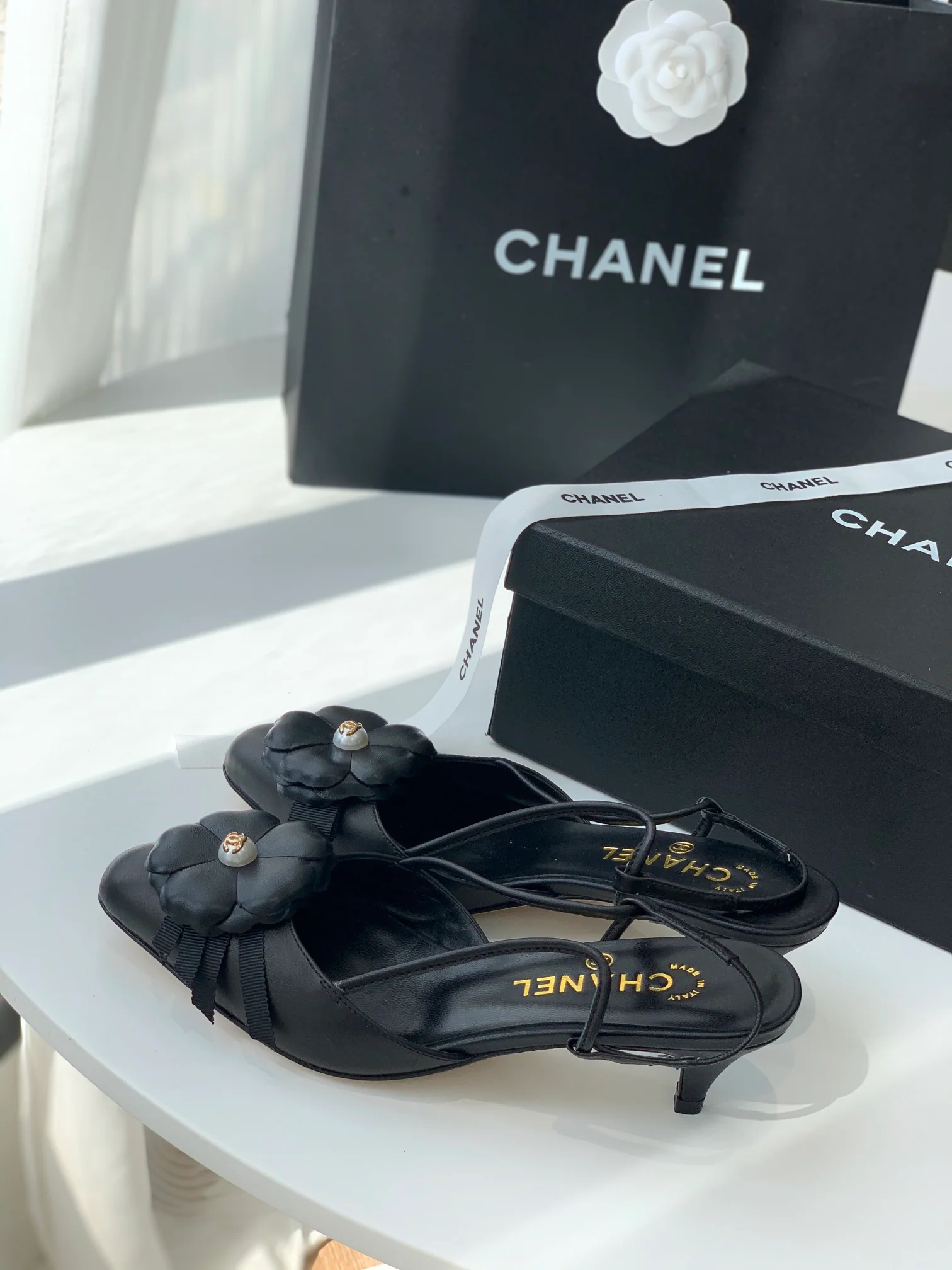 Сандалии Chanel, украшенные камелиями - Высота каблука 5,5 см - Размеры 35-39-40 (изготовлены на заказ)