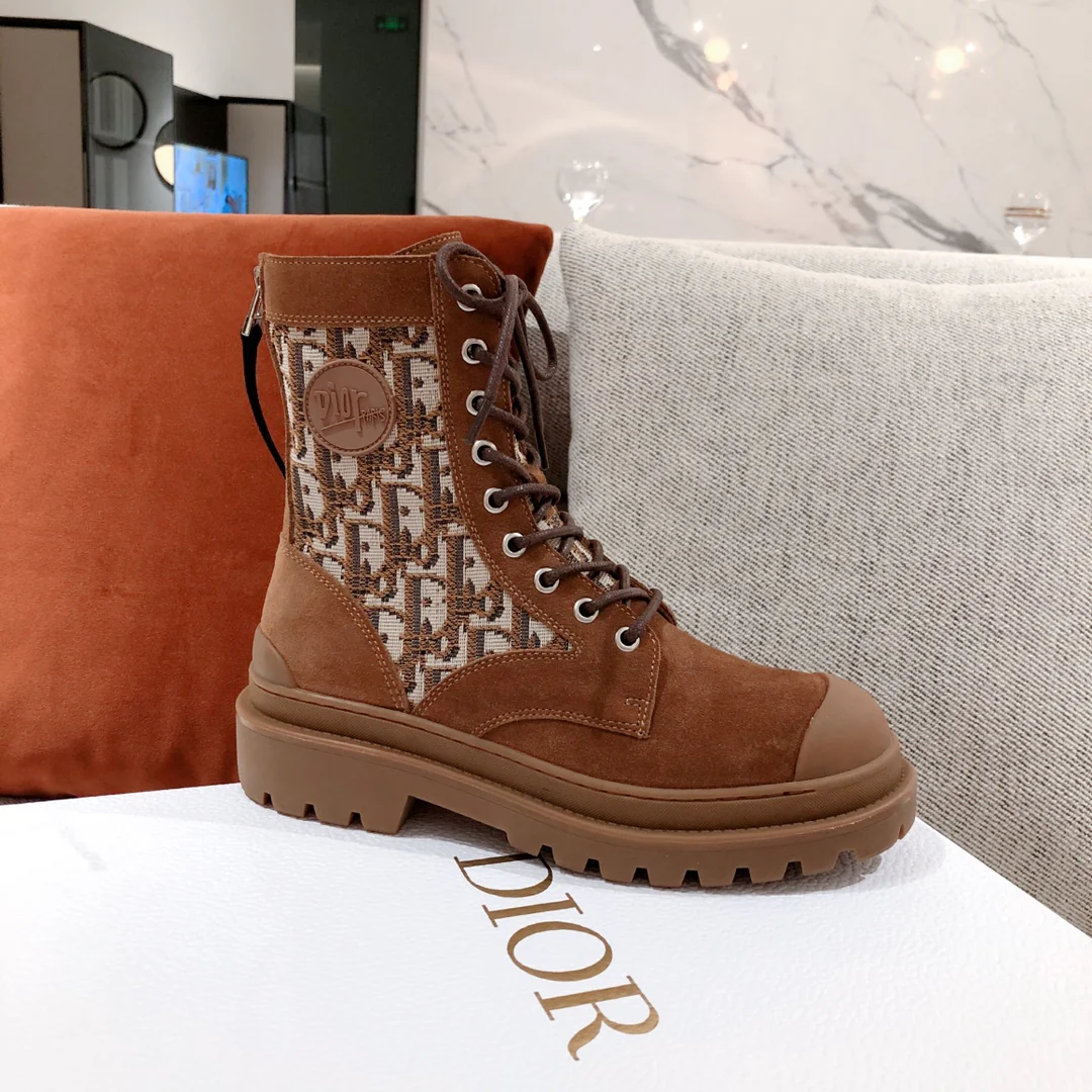 Ботинки Dior средней высоты из ткани с монограммой, коричневого цвета, в стиле пэчворк.