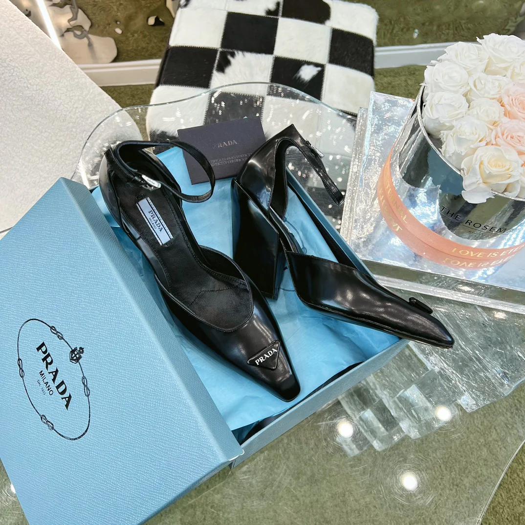 Новинки Prada весна/лето 2023 - Коллекция Мэри Джейн - Туфли на массивном каблуке - Черные