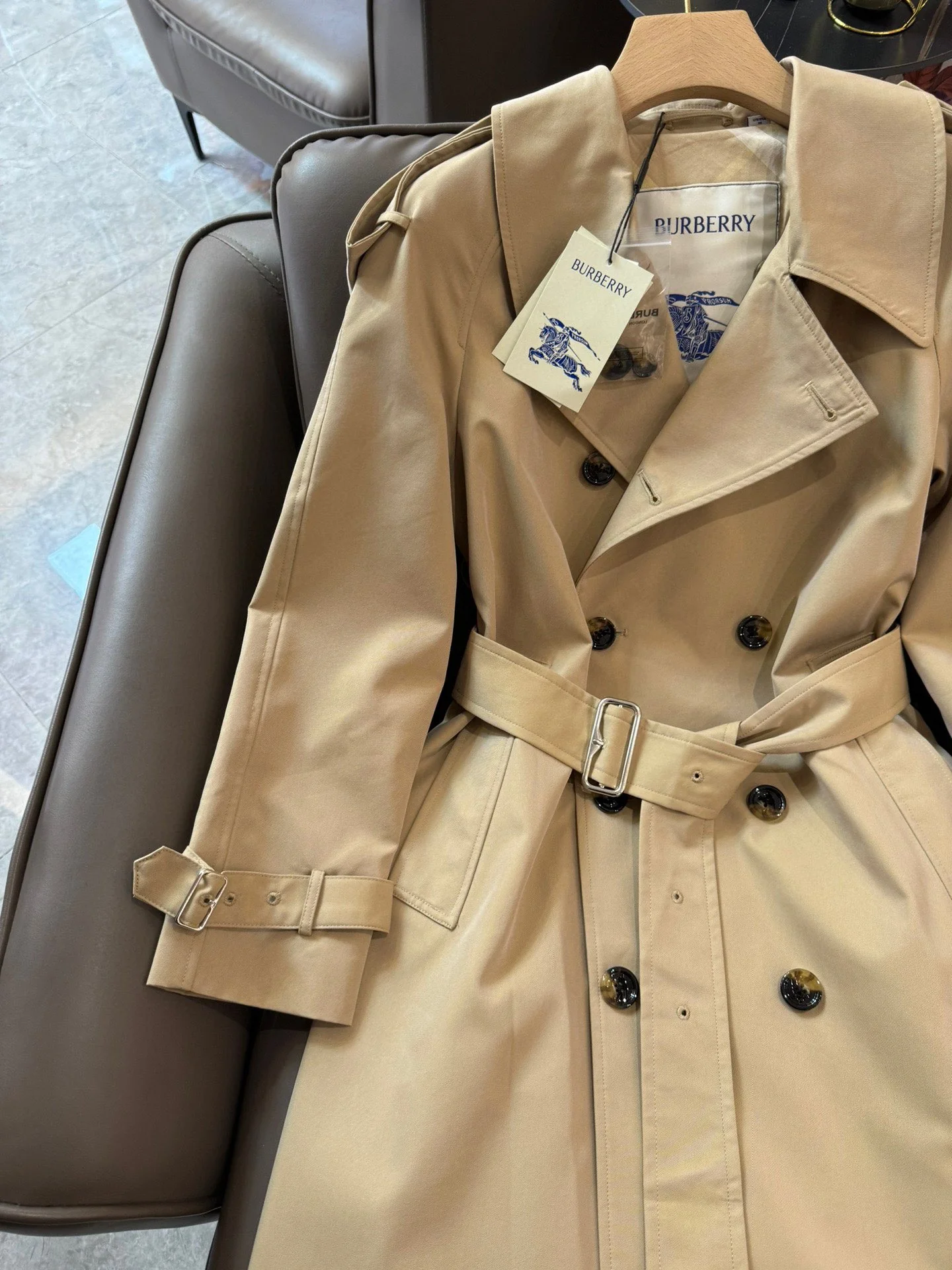 Тренч Burberry 2403-24ss с отложным воротником и поясом на талии - цвет хаки