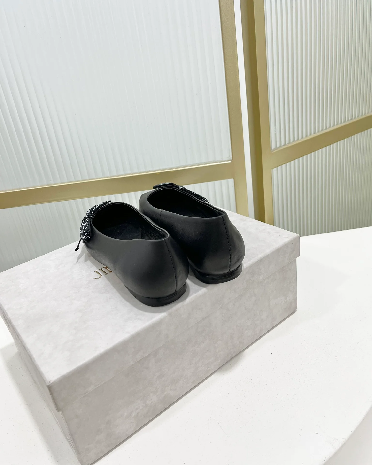 Jimmy - Новинка 2023 года - Туфли-балетки с квадратным носком и принтом из тесьмы - Черные