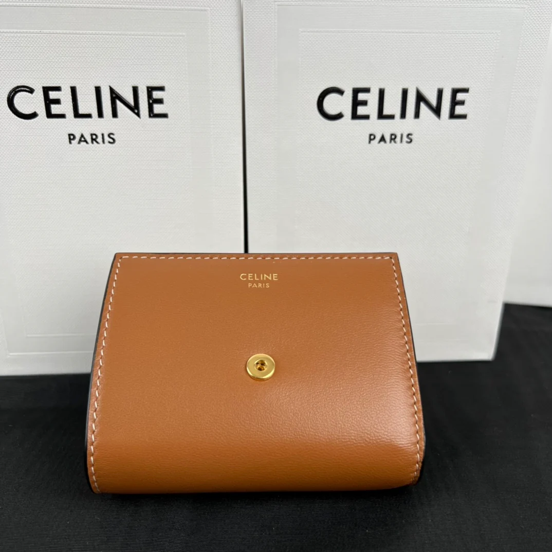 Маленький кошелек Celine Triomphe из гладкой овечьей кожи — кофейно-коричневый.