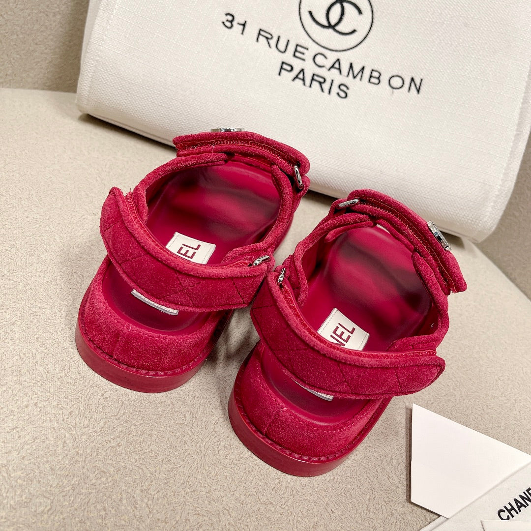 Chanel - Красные кожаные сандалии в клетку