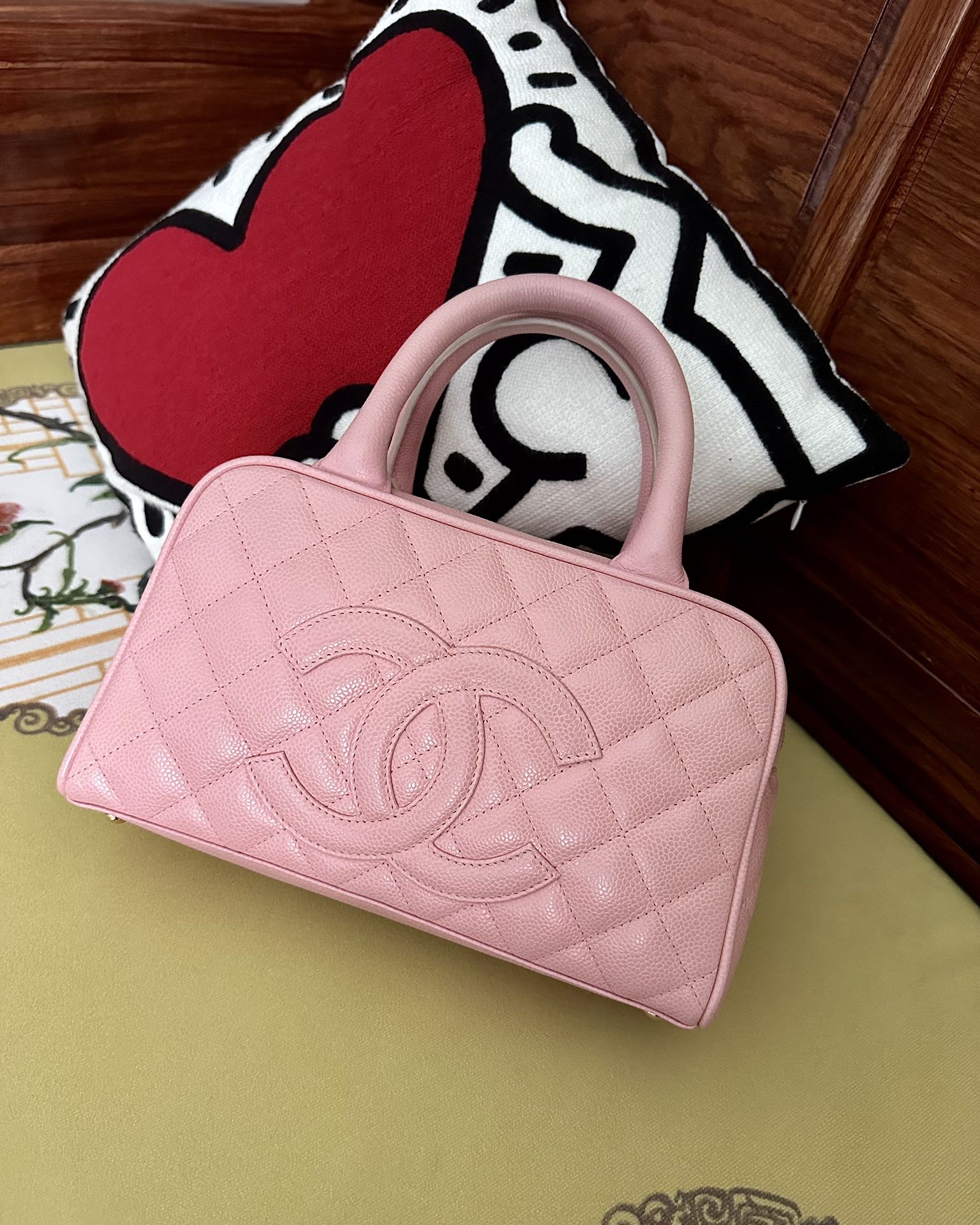 Винтажная сумка-боулинг Chanel из икры, розовая.