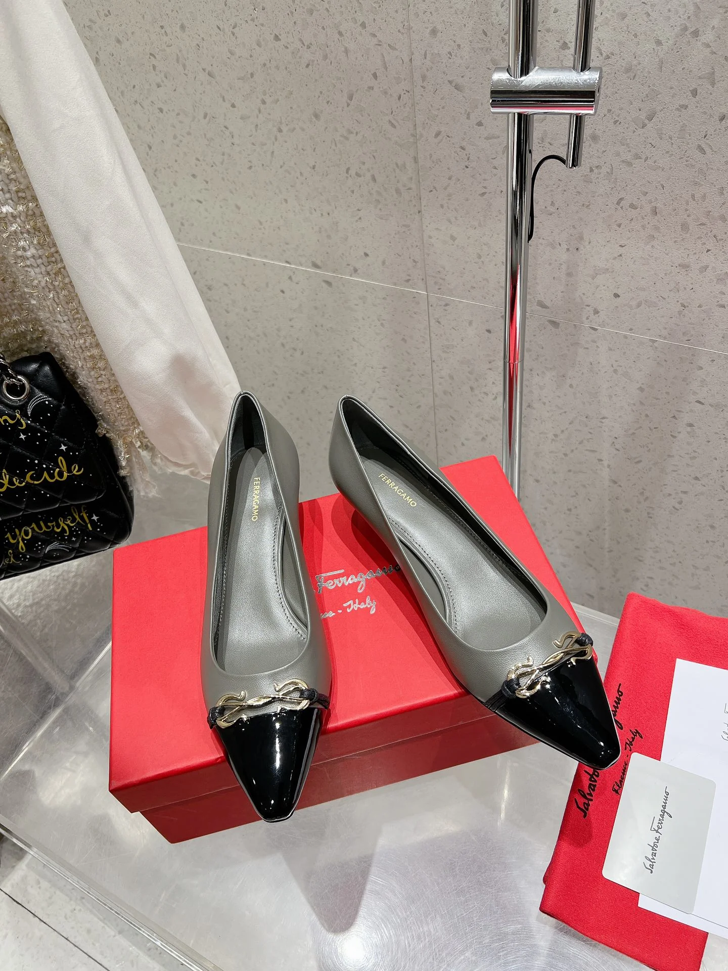 Salvatore Ferragamo - Тканевый указательный значок - Металлическая пряжка - Серый