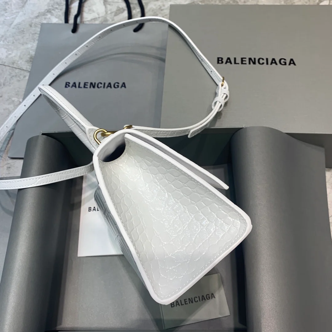 Сумка Balenciaga Hourglass - белая с крокодиловым принтом и золотой пряжкой.