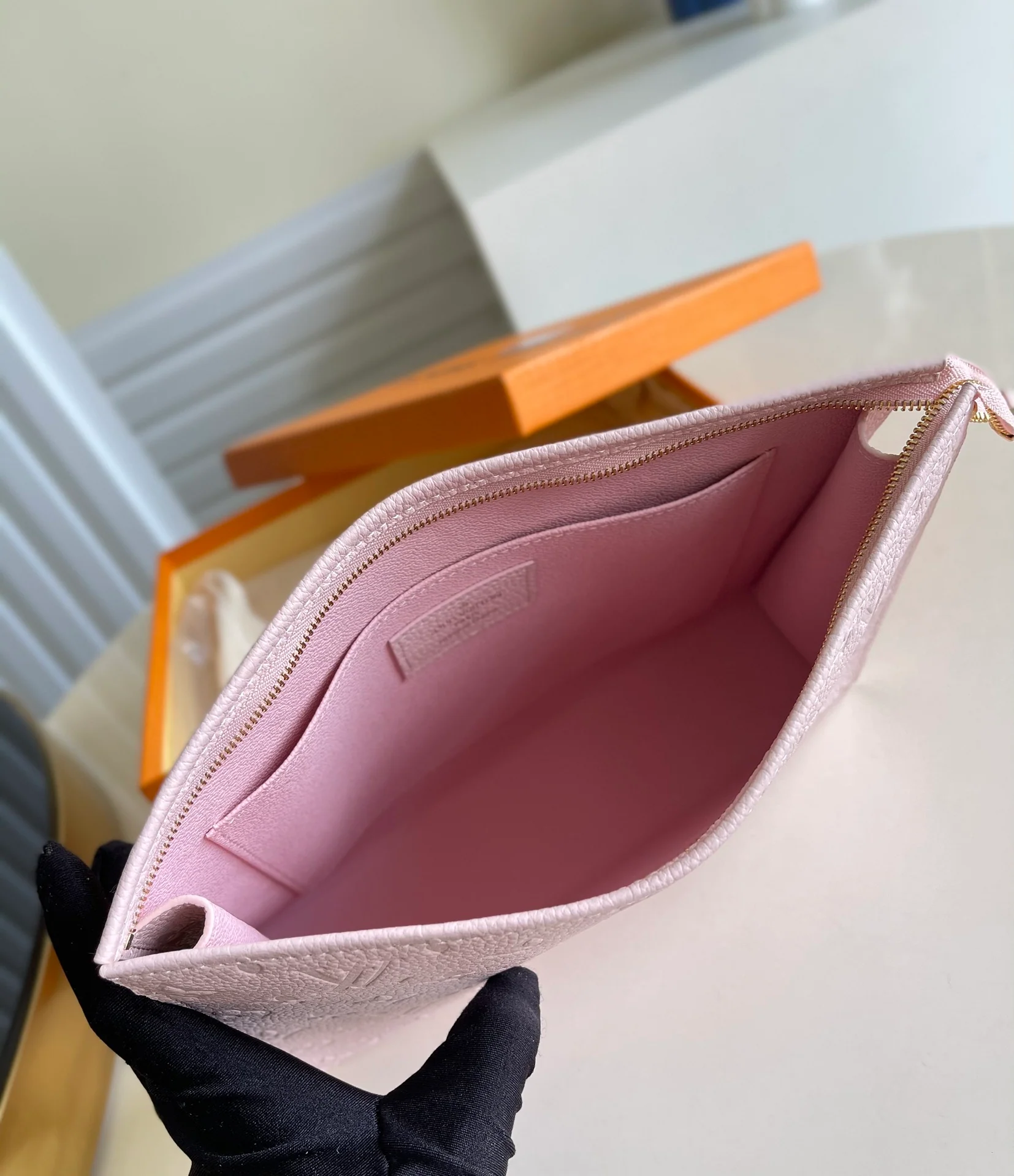 lv-m45665-Розовый клатч с тиснением