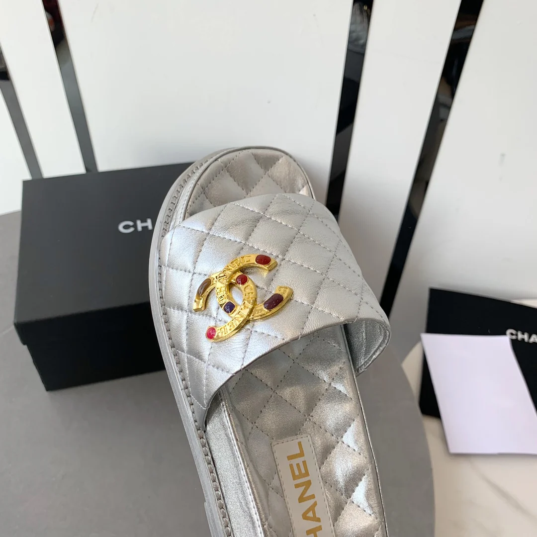 Новинка сезона осень/зима 2022 от Chanel - Тапочки из овечьей кожи - Серебристые