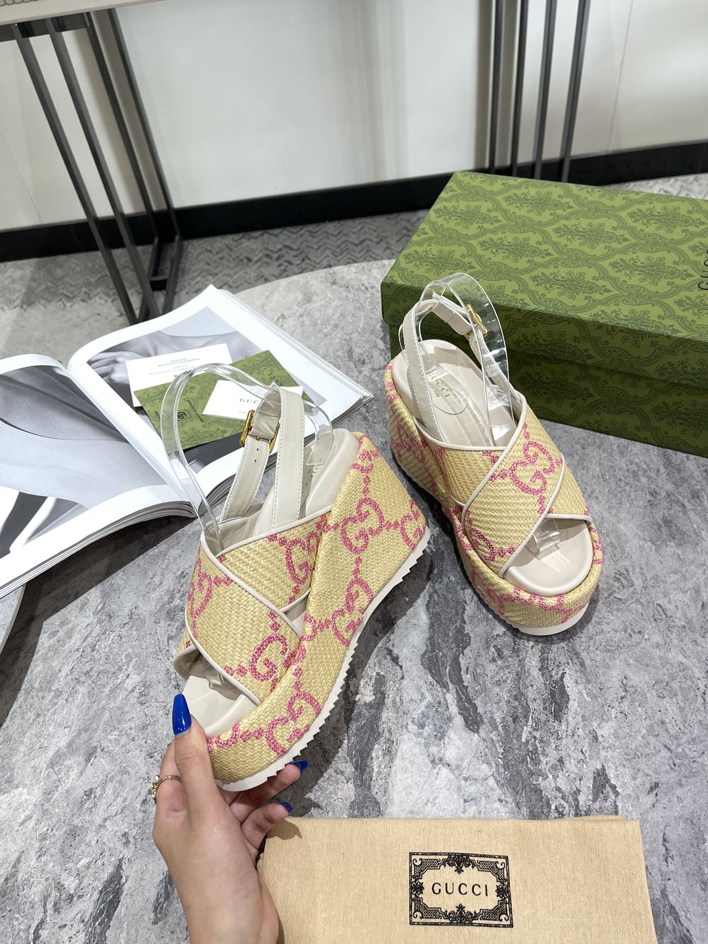 Новинка 2022 года от Gucci - Сандалии на танкетке - 1