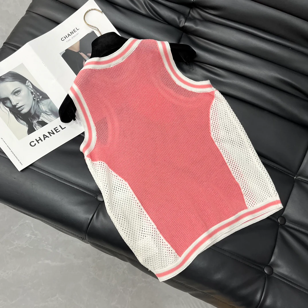 Chanel - 2403-24 Новинка: Жилет с вырезом на плечах - 1