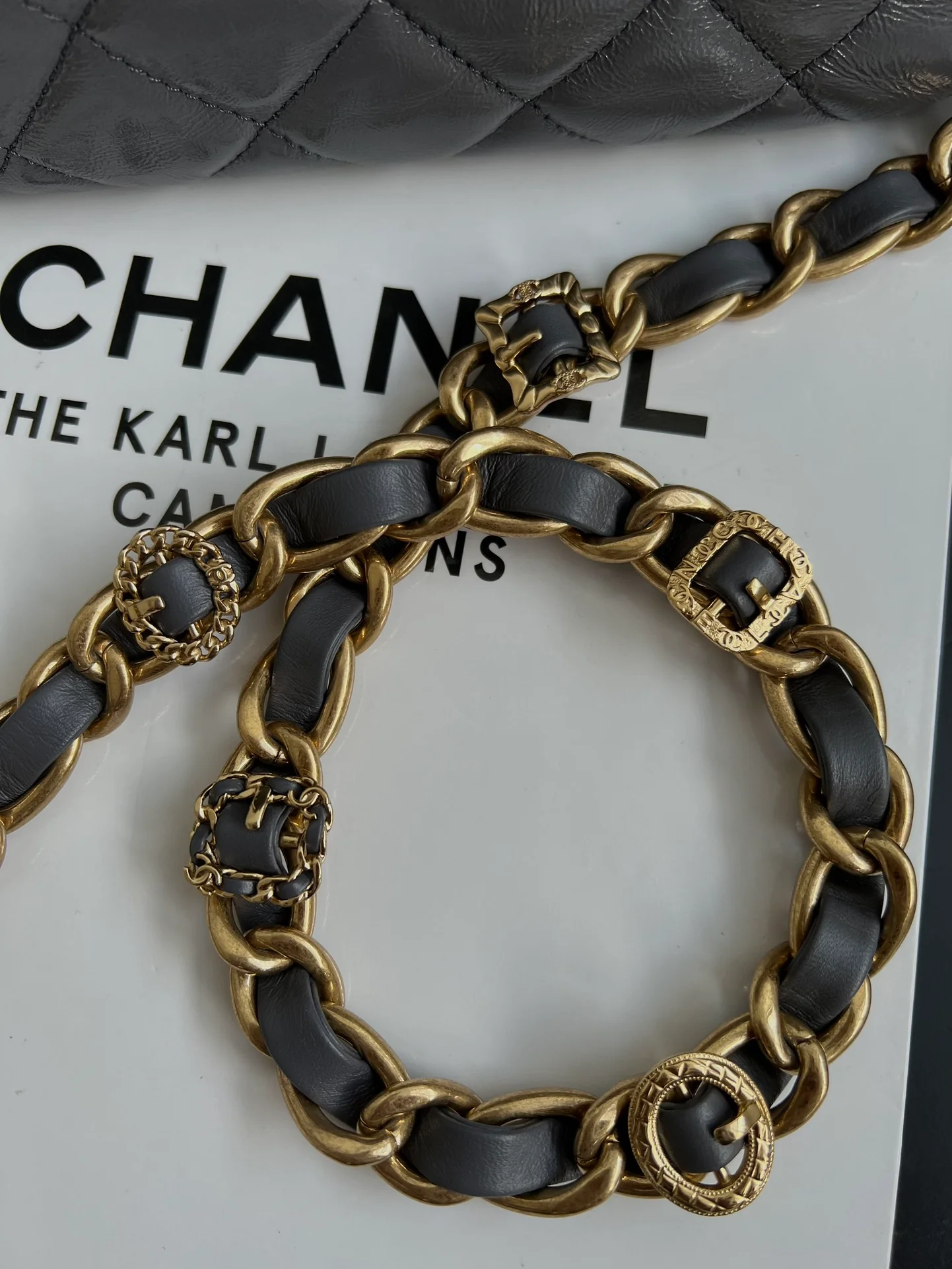 Chanel - Сумка-мессенджер с ручкой из овечьей кожи - Серая