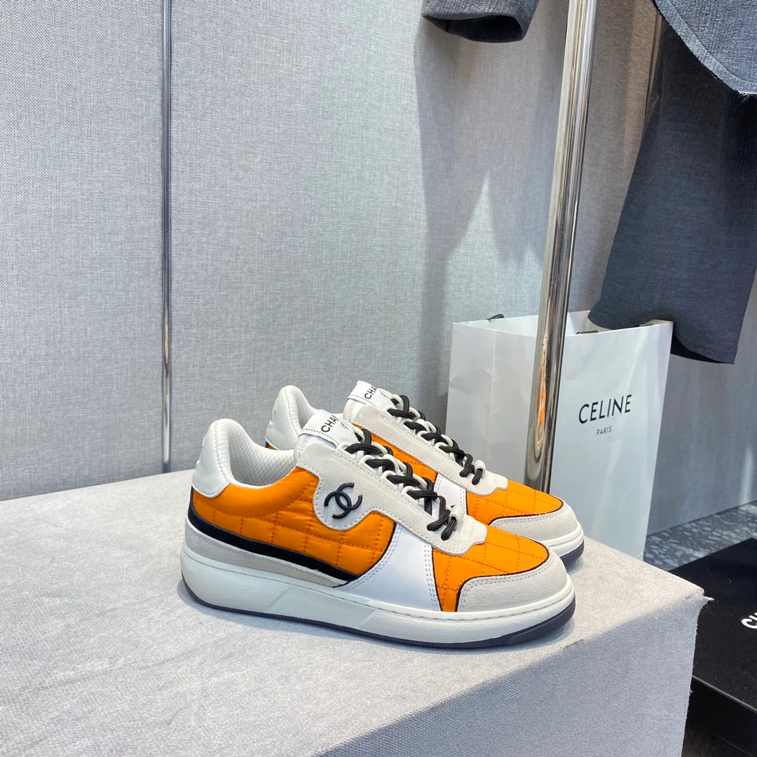 Коллекция Chanel ?Ранняя весна 2023? — повседневные кроссовки со стразами — оранжевые.