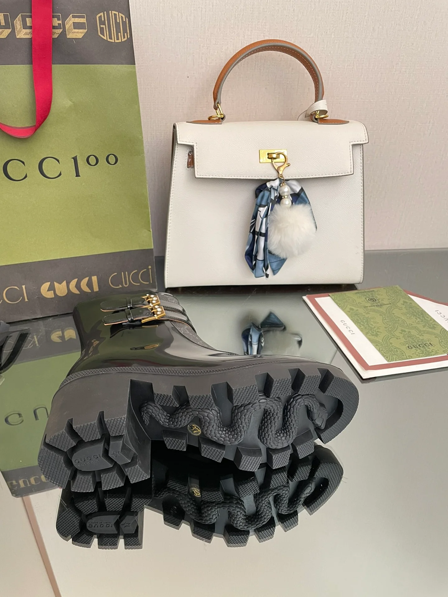 Сапоги Gucci на массивном каблуке до середины икры с монограммой — черные.